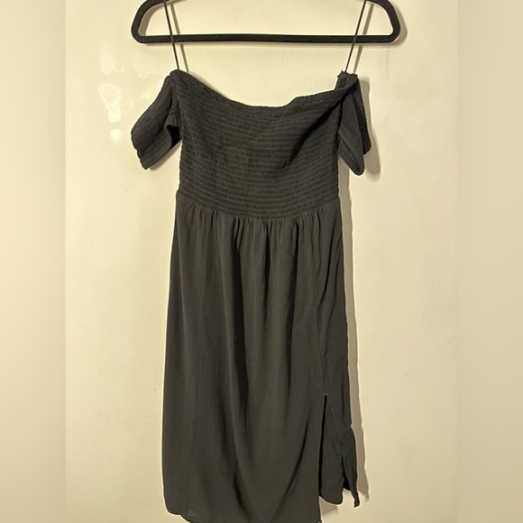 Express Off The Shoulder Smocked Bodice Midi Dress 🖤 - Picture 3 of 7